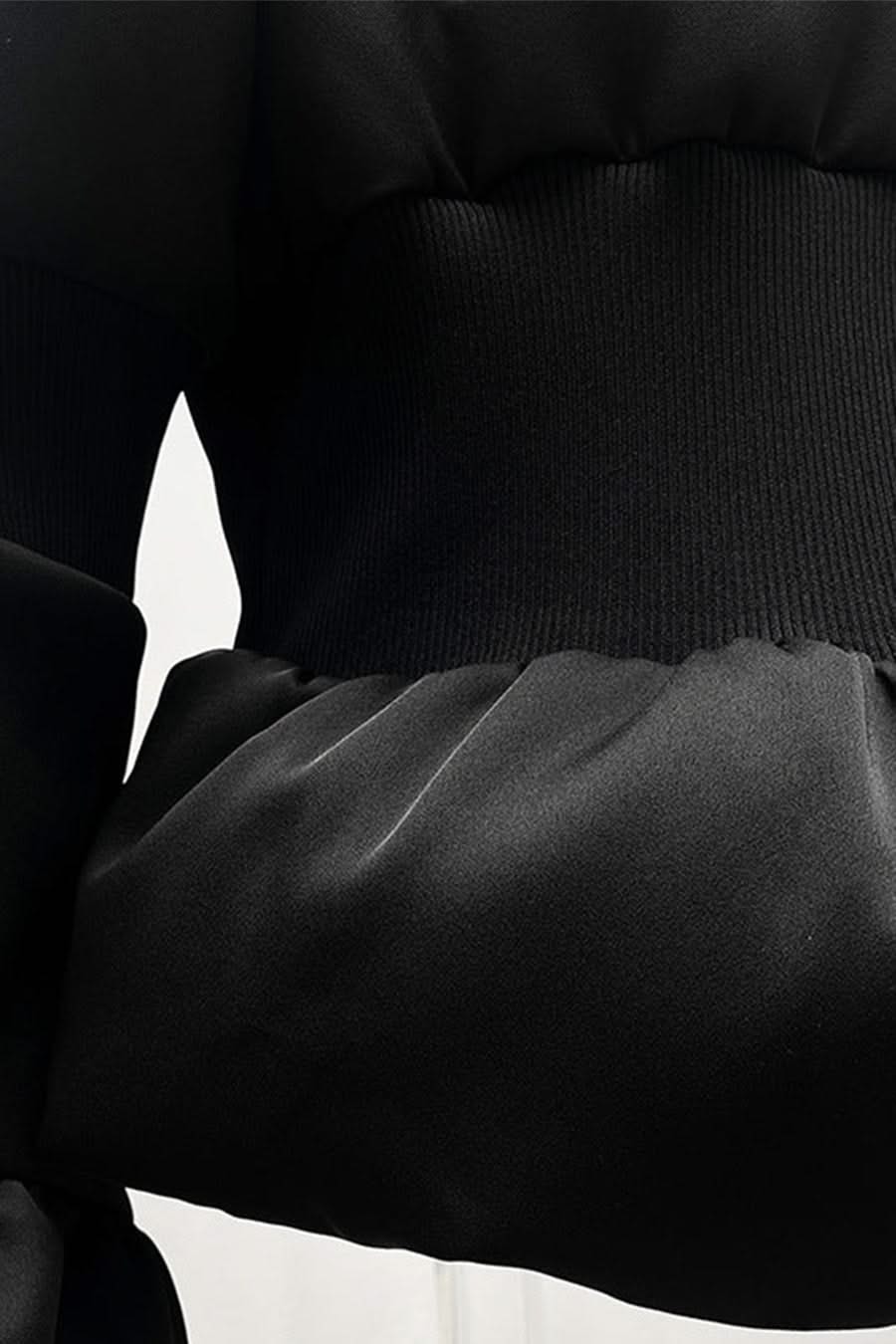 Bel Oturtmalı Kısa Şişme Mont – Siyah