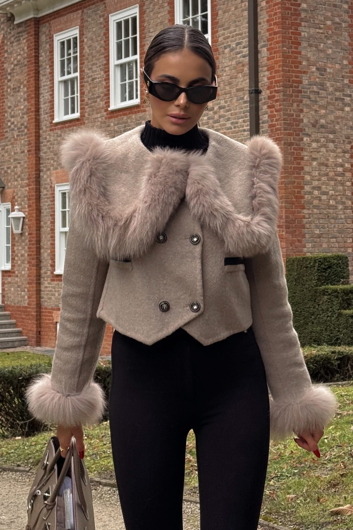 Kürk Yaka Detaylı Çift Düğmeli Kısa Ceket – Kahverengi