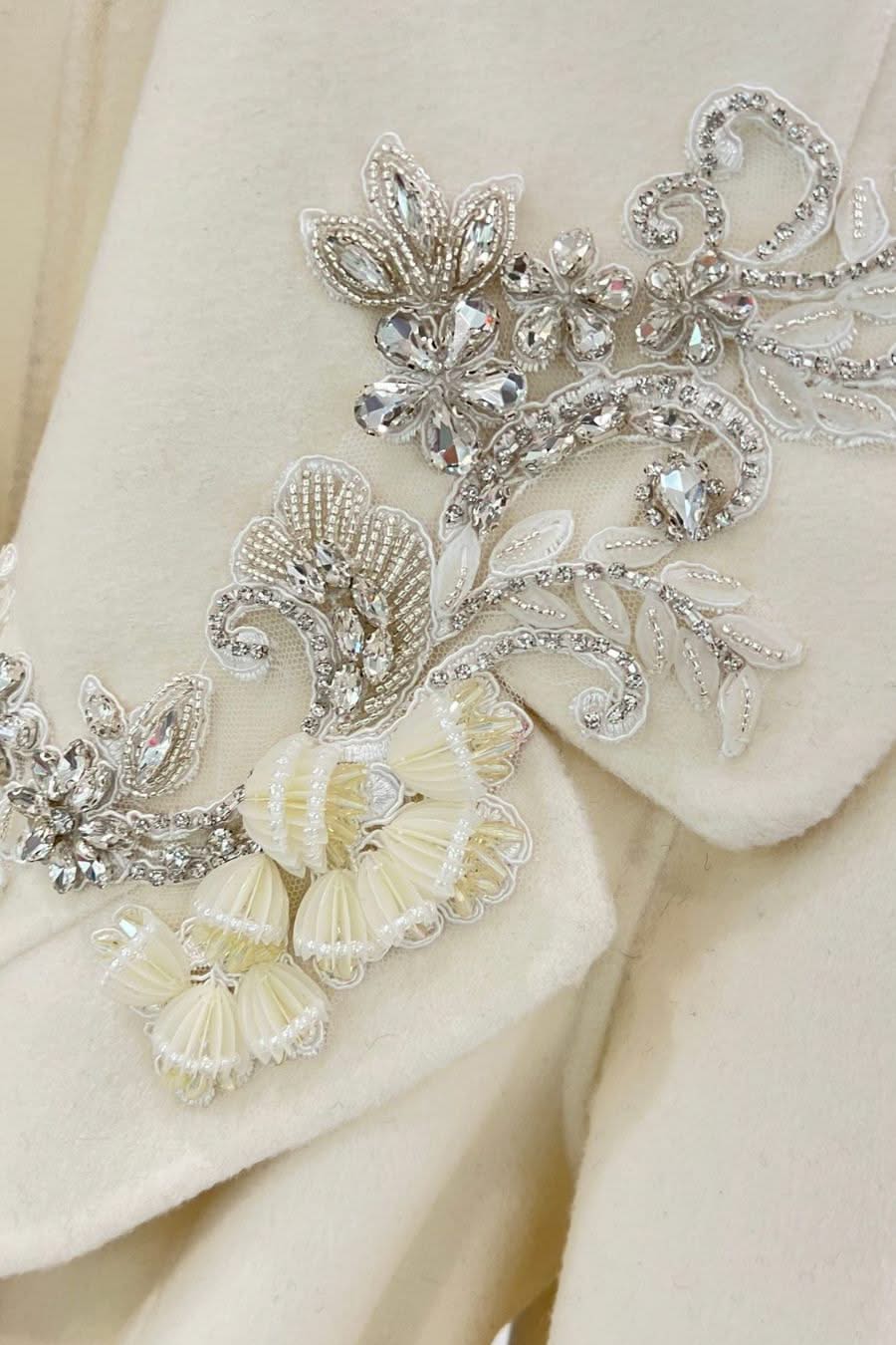 Çiçek Detaylı Tilki Kürklü Kaşmir Kaban – Fildişi