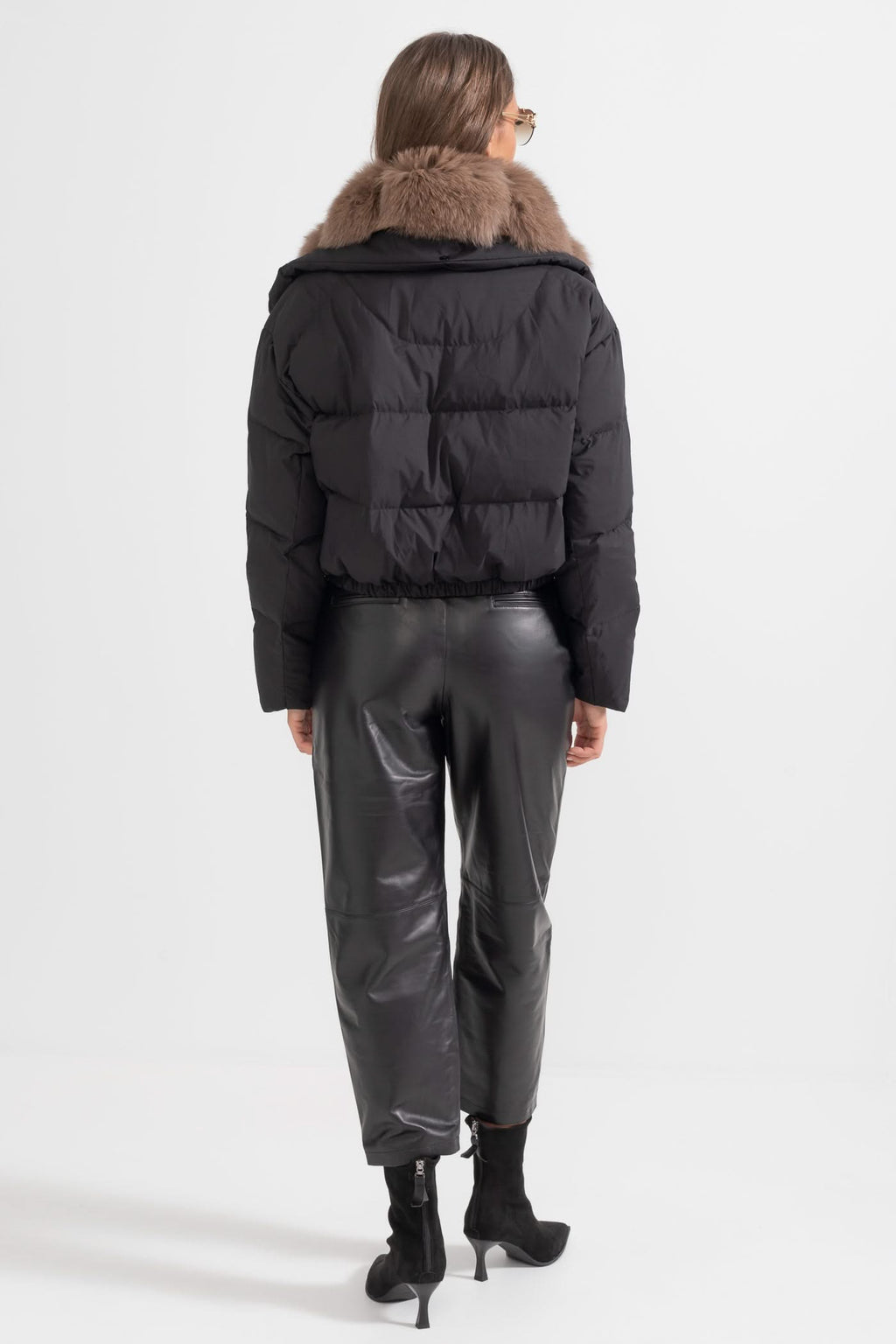 Kahverengi Tilki Kürklü Kapüşonlu Şişme Mont – Siyah