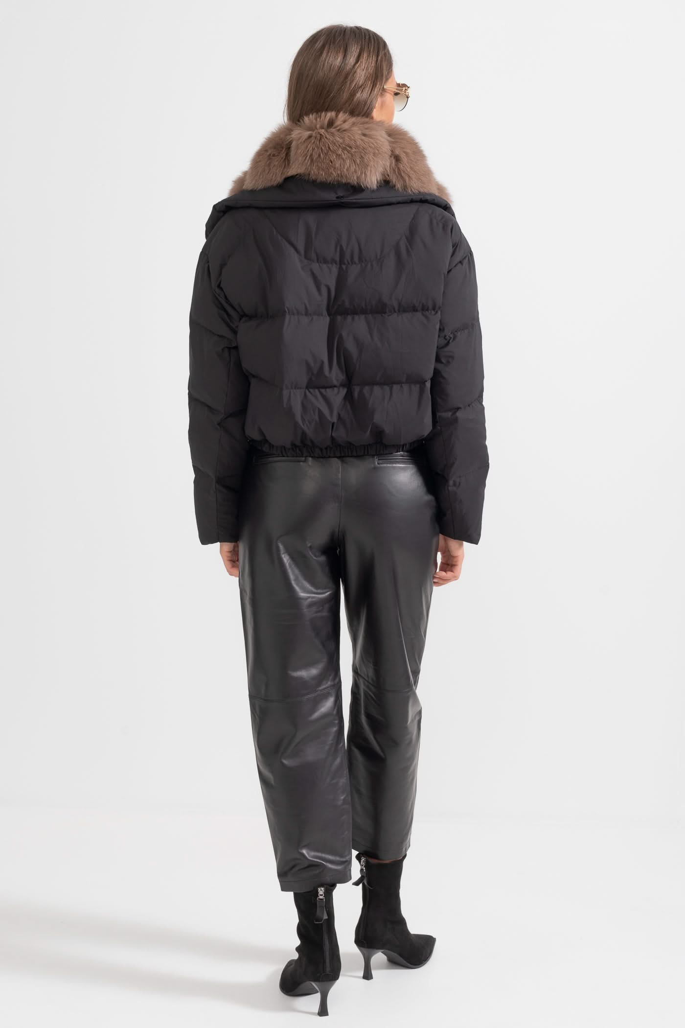 Kahverengi Tilki Kürklü Kapüşonlu Şişme Mont – Siyah