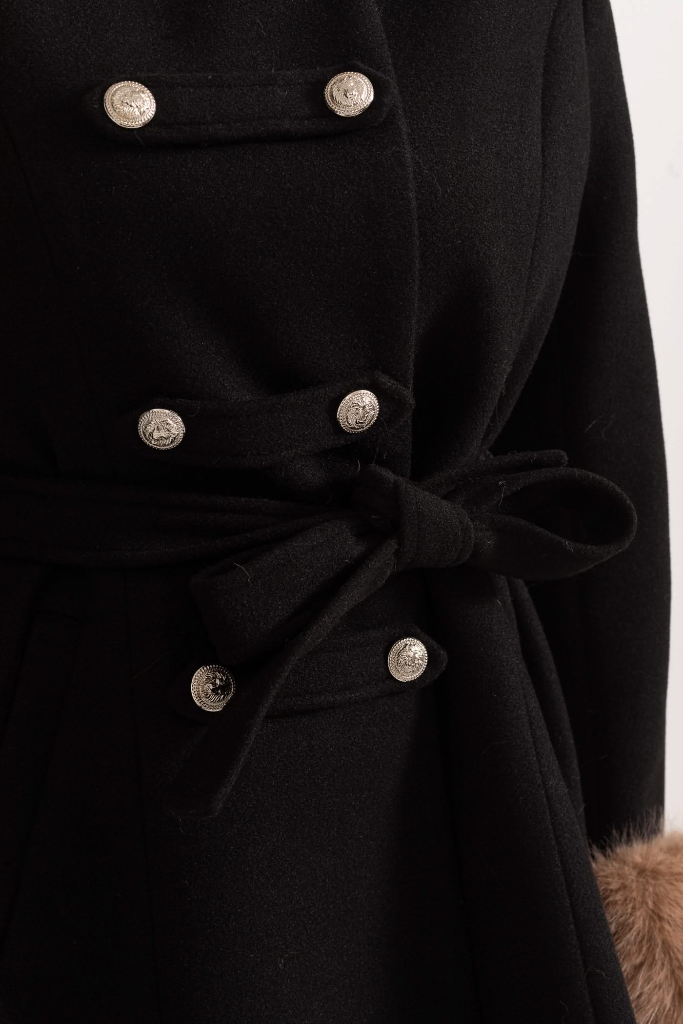 Çıkabilir Pelerinli Çift Düğmeli Kaban – Siyah