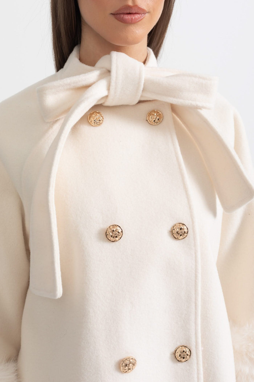 Kürk Manşetli ve Kurdele Yakalı Çift Düğmeli Kaban – Fildişi