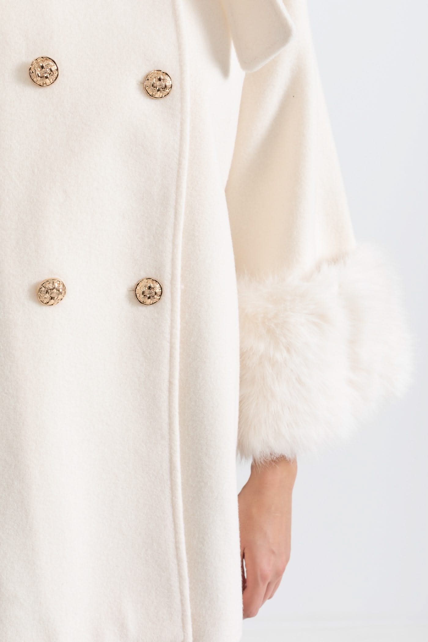 Kürk Manşetli ve Kurdele Yakalı Çift Düğmeli Kaban – Fildişi