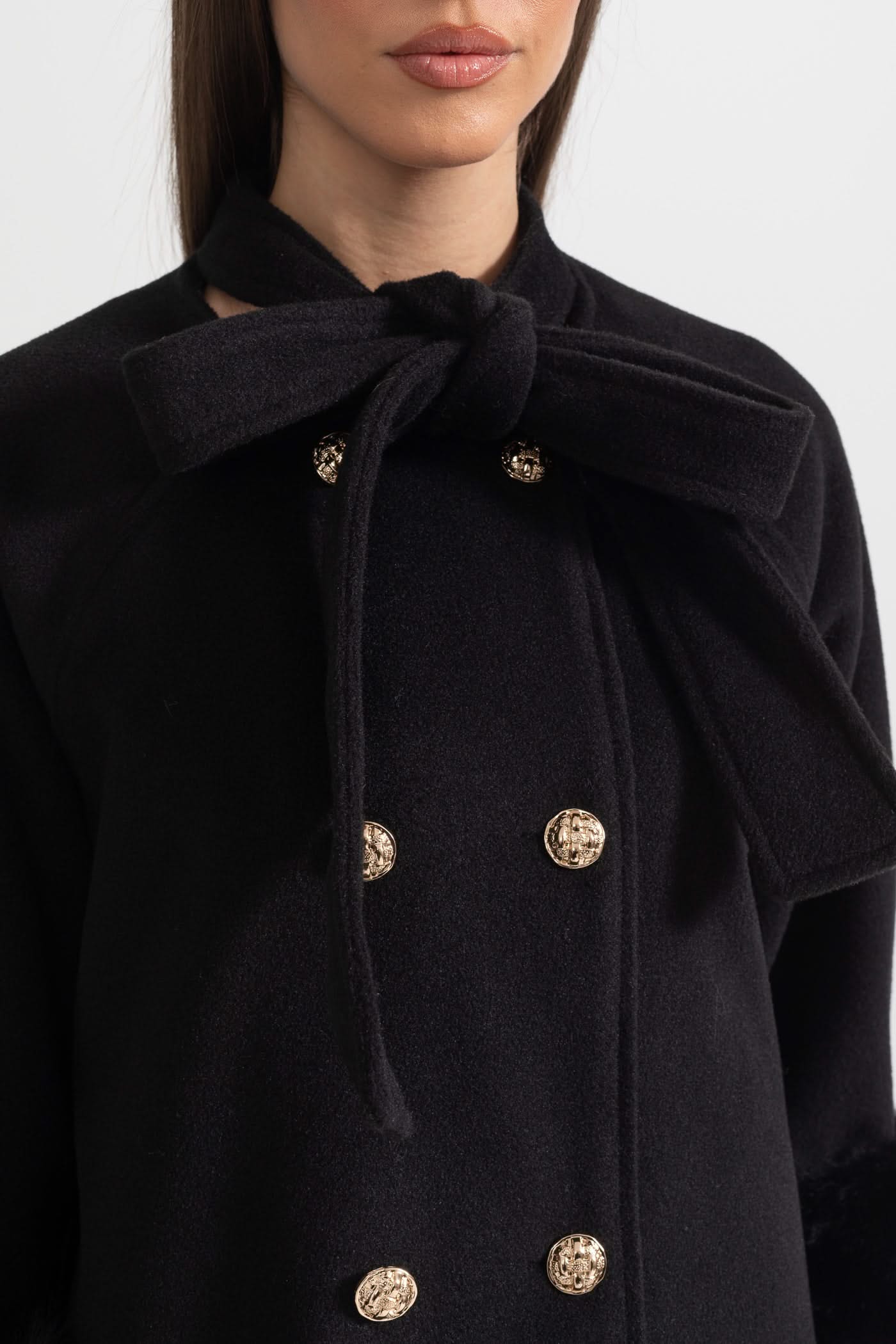 Kürk Manşetli ve Kurdele Yakalı Çift Düğmeli Kaban – Siyah