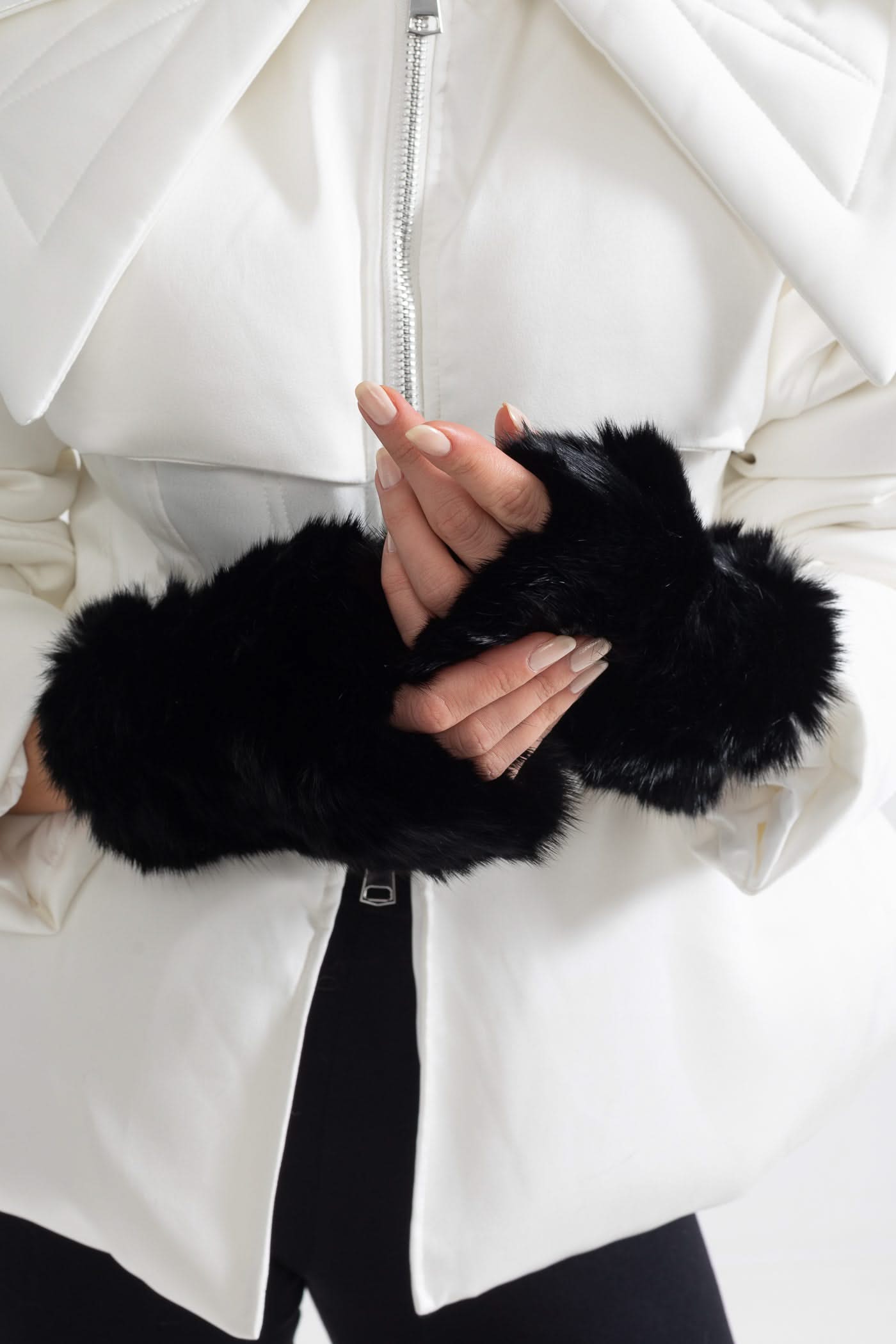 Parmak Ucu Açık Tavşan Kürklü Eldiven – Siyah