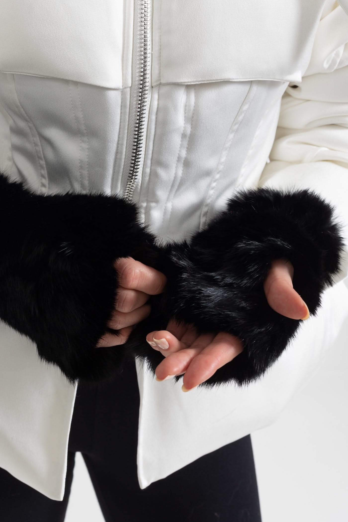 Parmak Ucu Açık Tavşan Kürklü Eldiven – Siyah