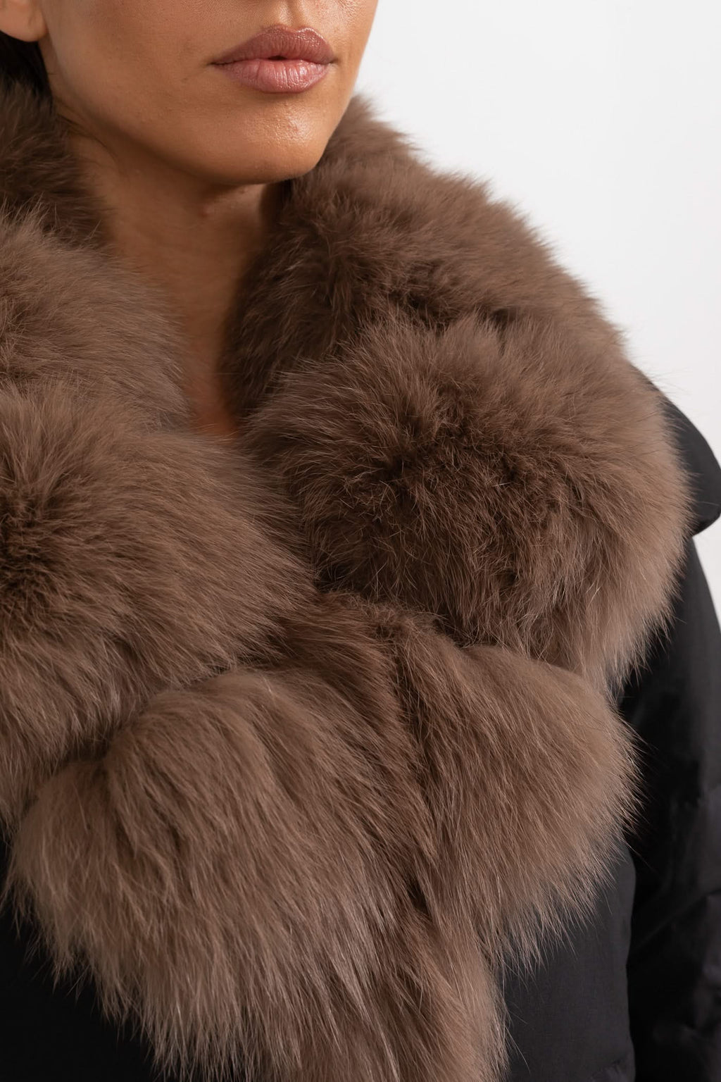 Kahverengi Tilki Kürklü Kapüşonlu Şişme Mont – Siyah