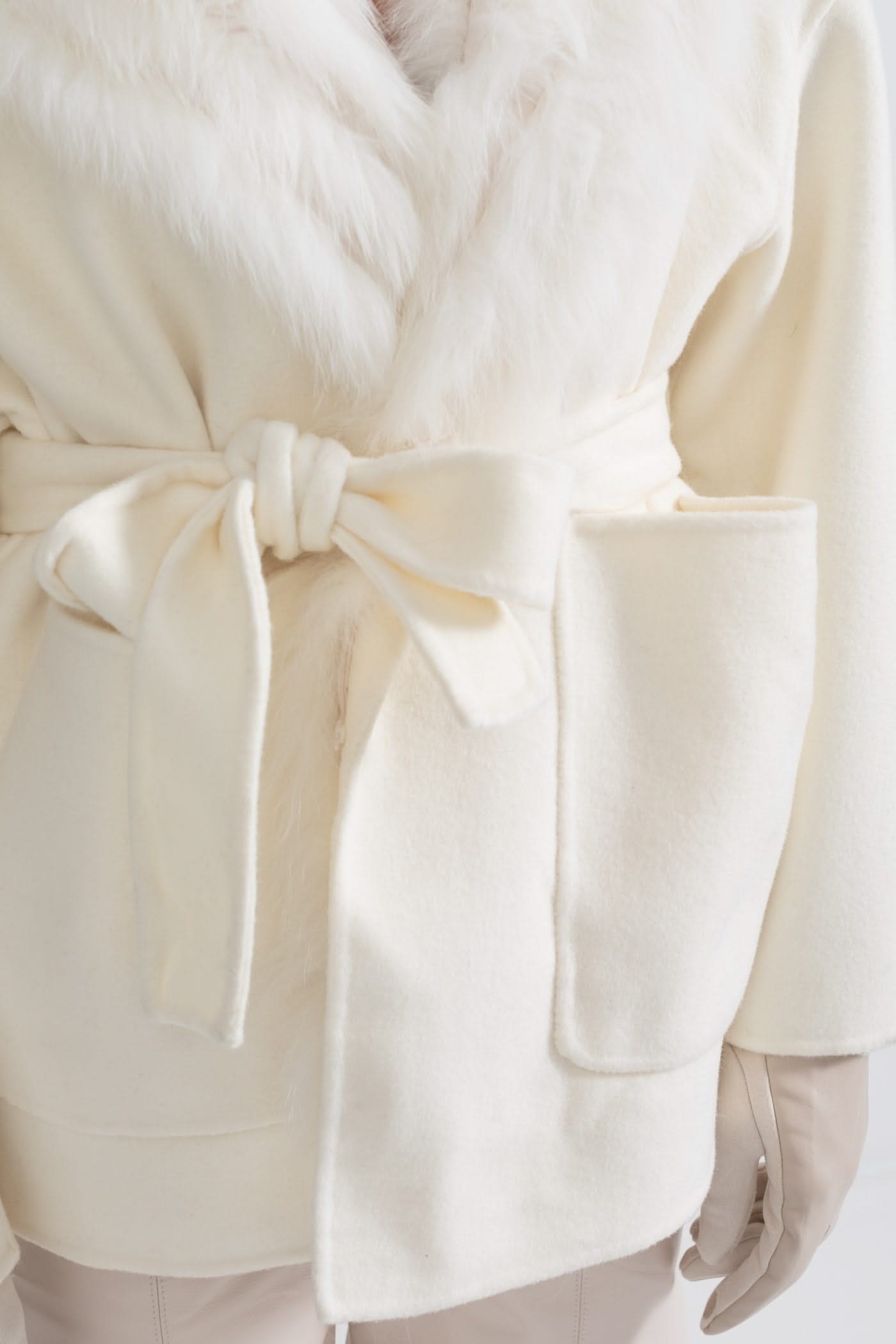 Kürk Yakalı Kapüşonlu Kuşaklı Ceket – Fildişi