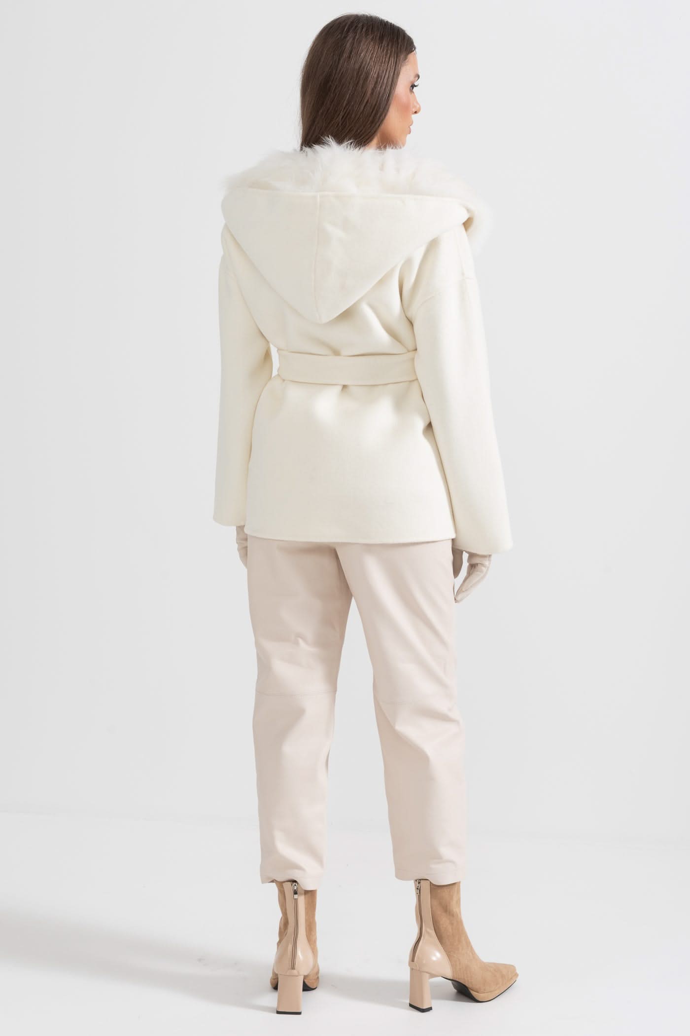 Kürk Yakalı Kapüşonlu Kuşaklı Ceket – Fildişi