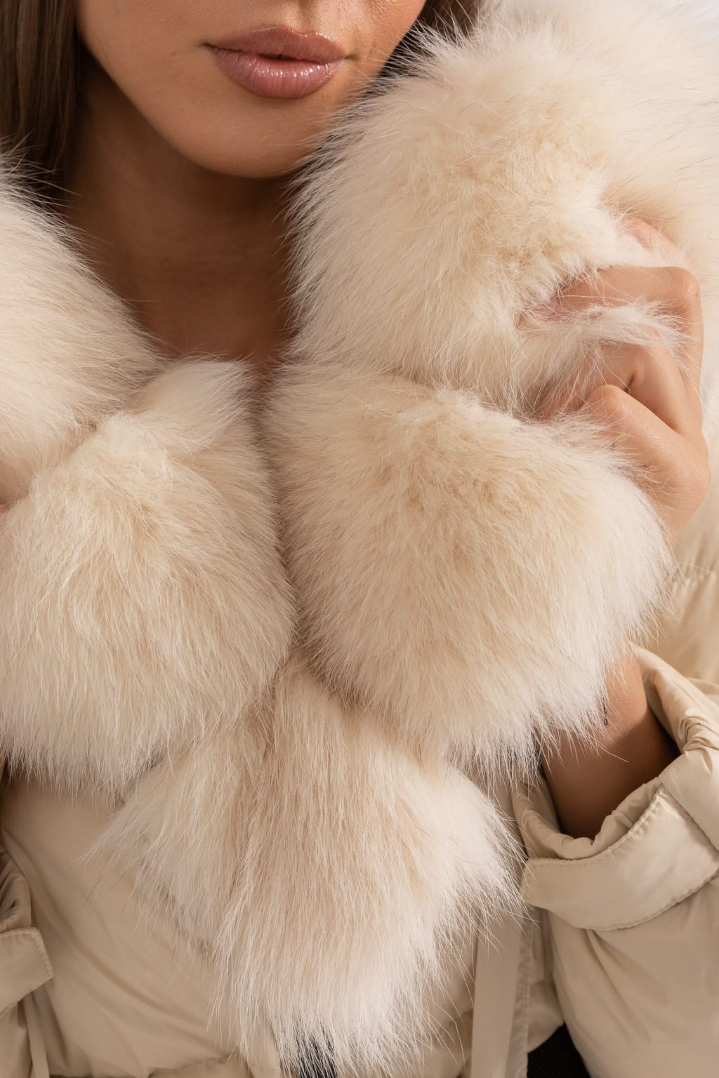 Beyaz Tilki Kürklü Uzun Şişme Mont – Fildişi