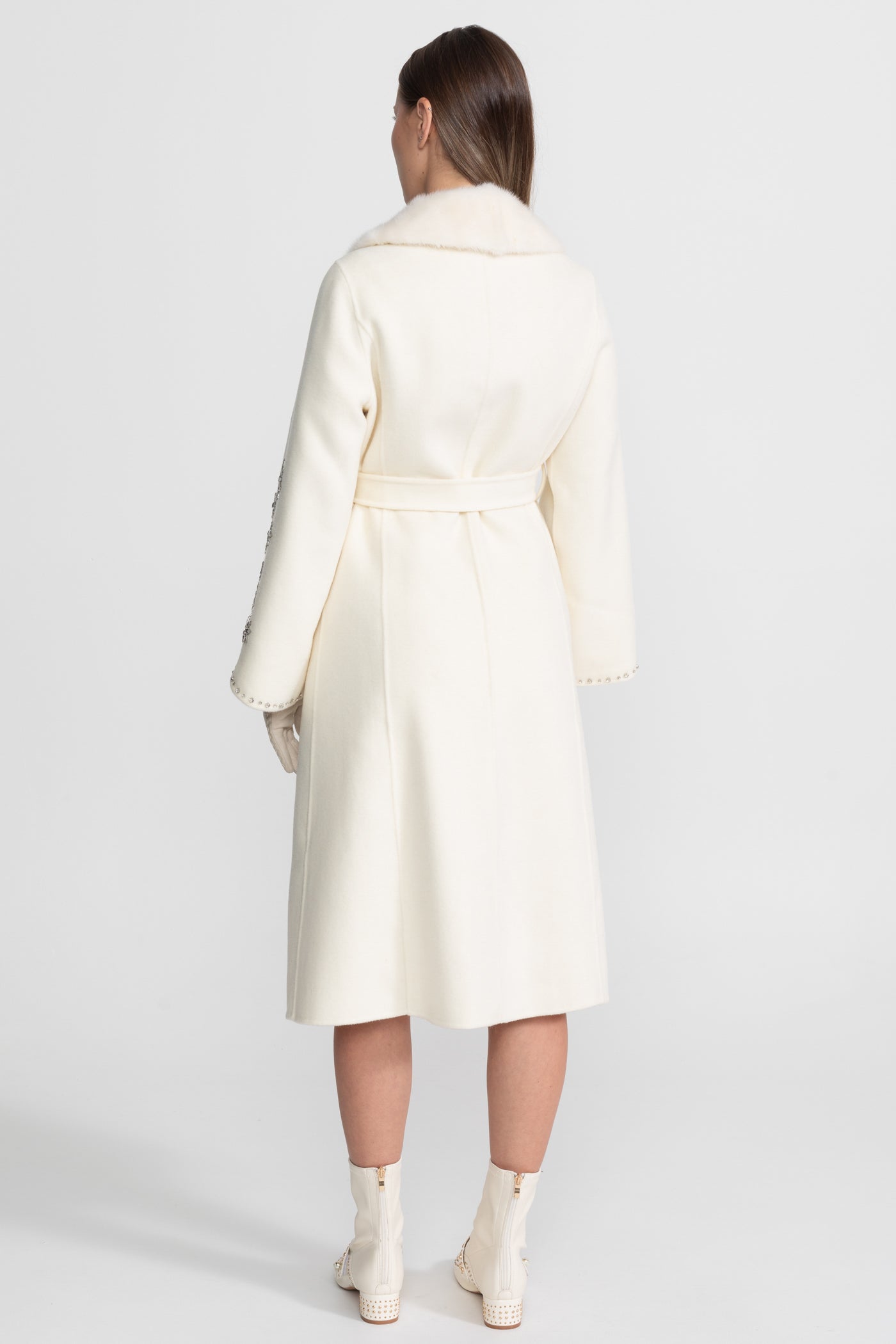 Kemerli ve Yan Dekolteli Trençkot – Bej