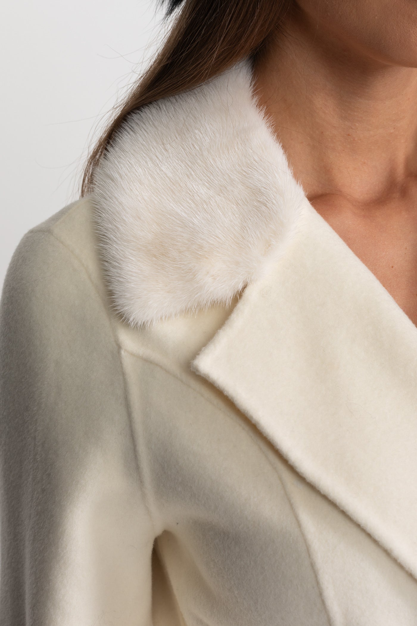 Kemerli ve Yan Dekolteli Trençkot – Bej