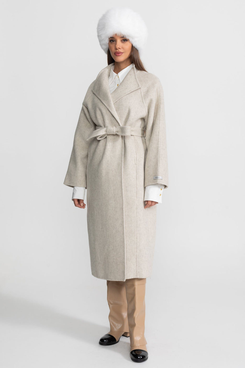 Yüksek Yakalı Kuşaklı Midi Kaban – Bej