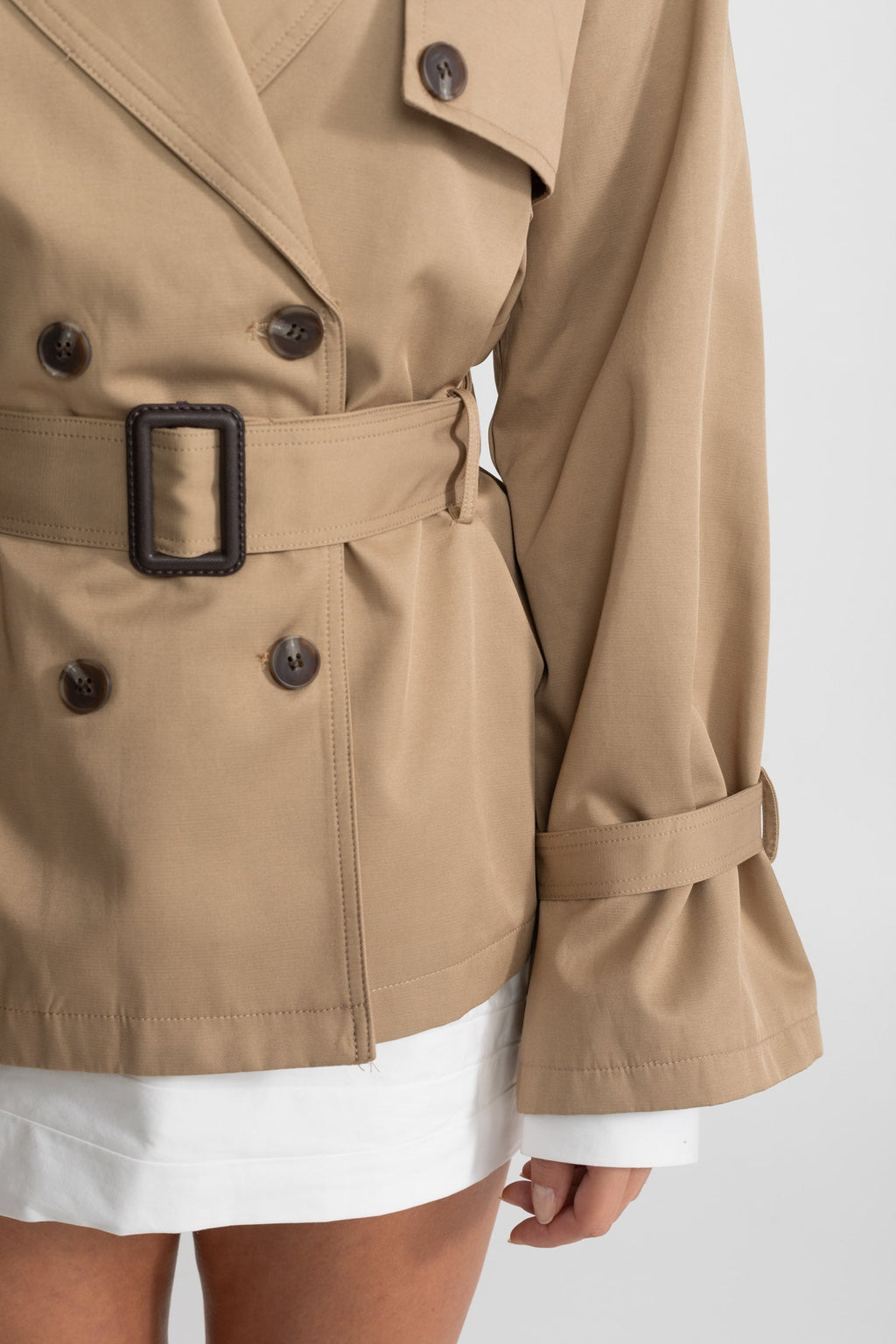 Kemerli Kısa Çift Düğmeli Trenç Ceket – Camel