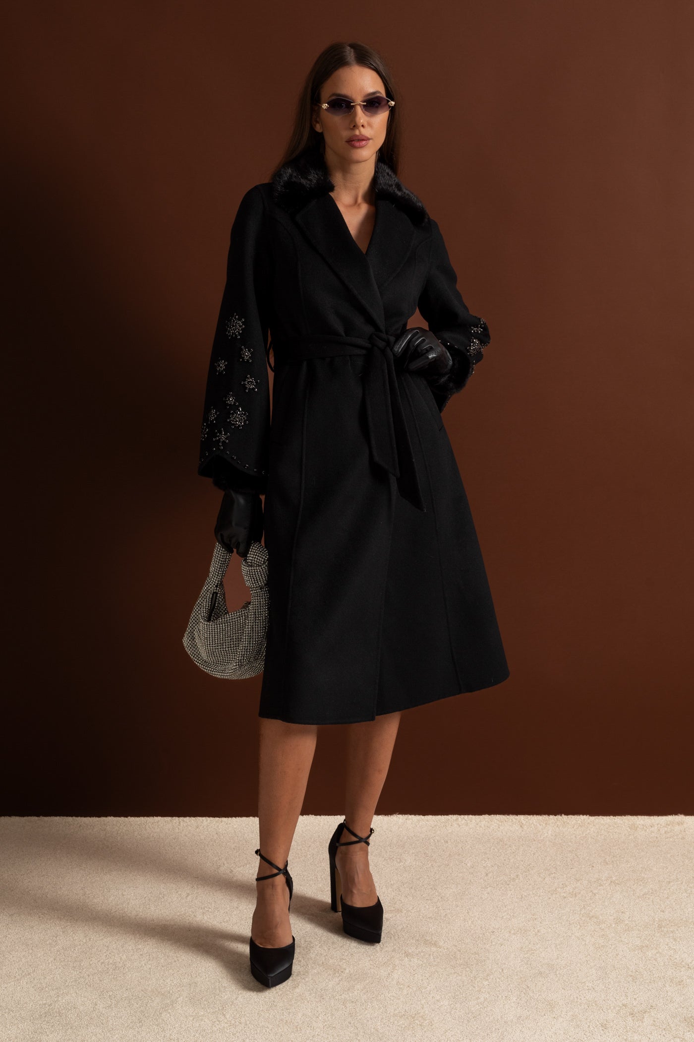 Kristal Detaylı Tilki Kürklü Yün Kaban – Siyah