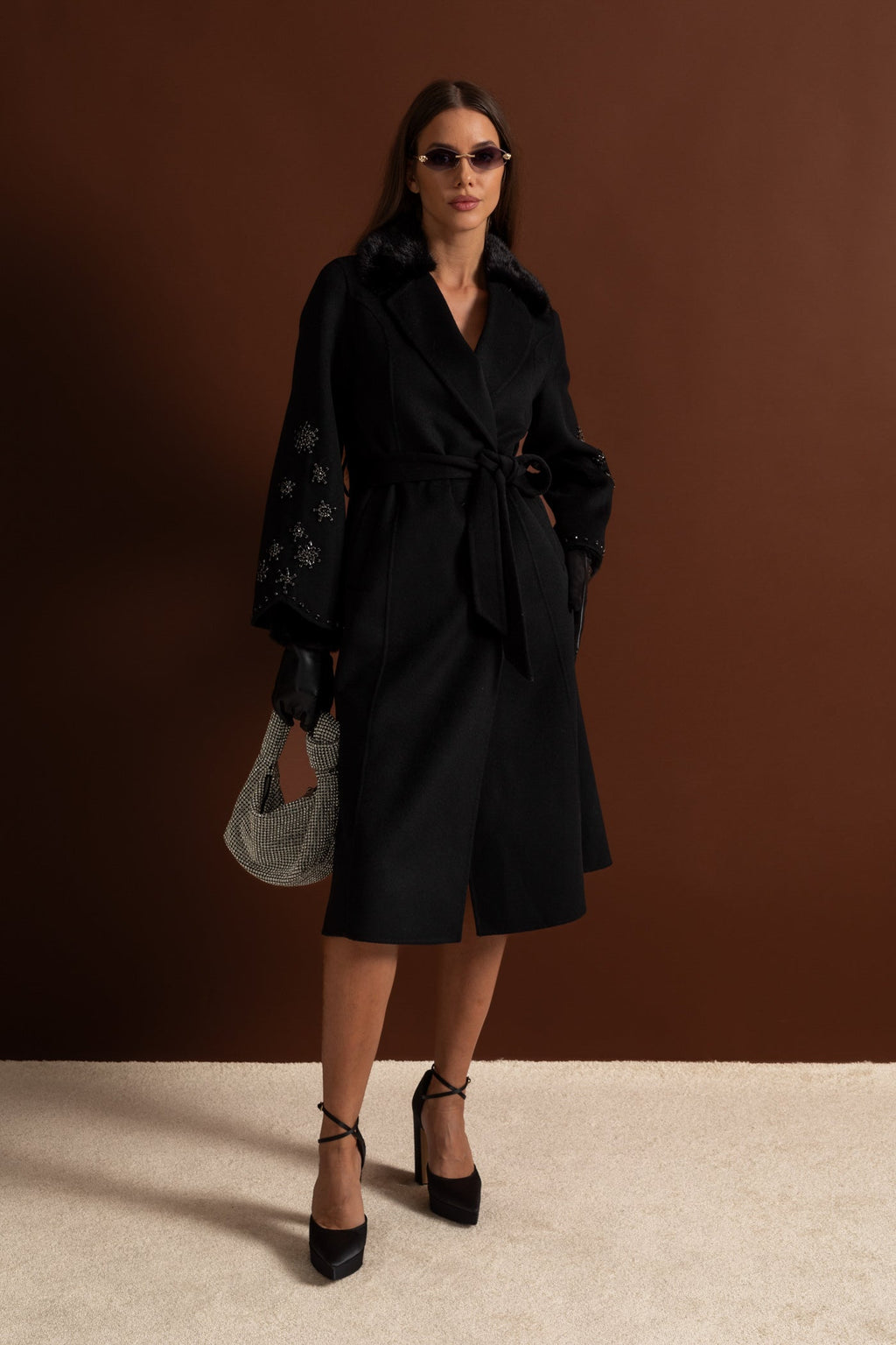 Kristal Detaylı Tilki Kürklü Yün Kaban – Siyah