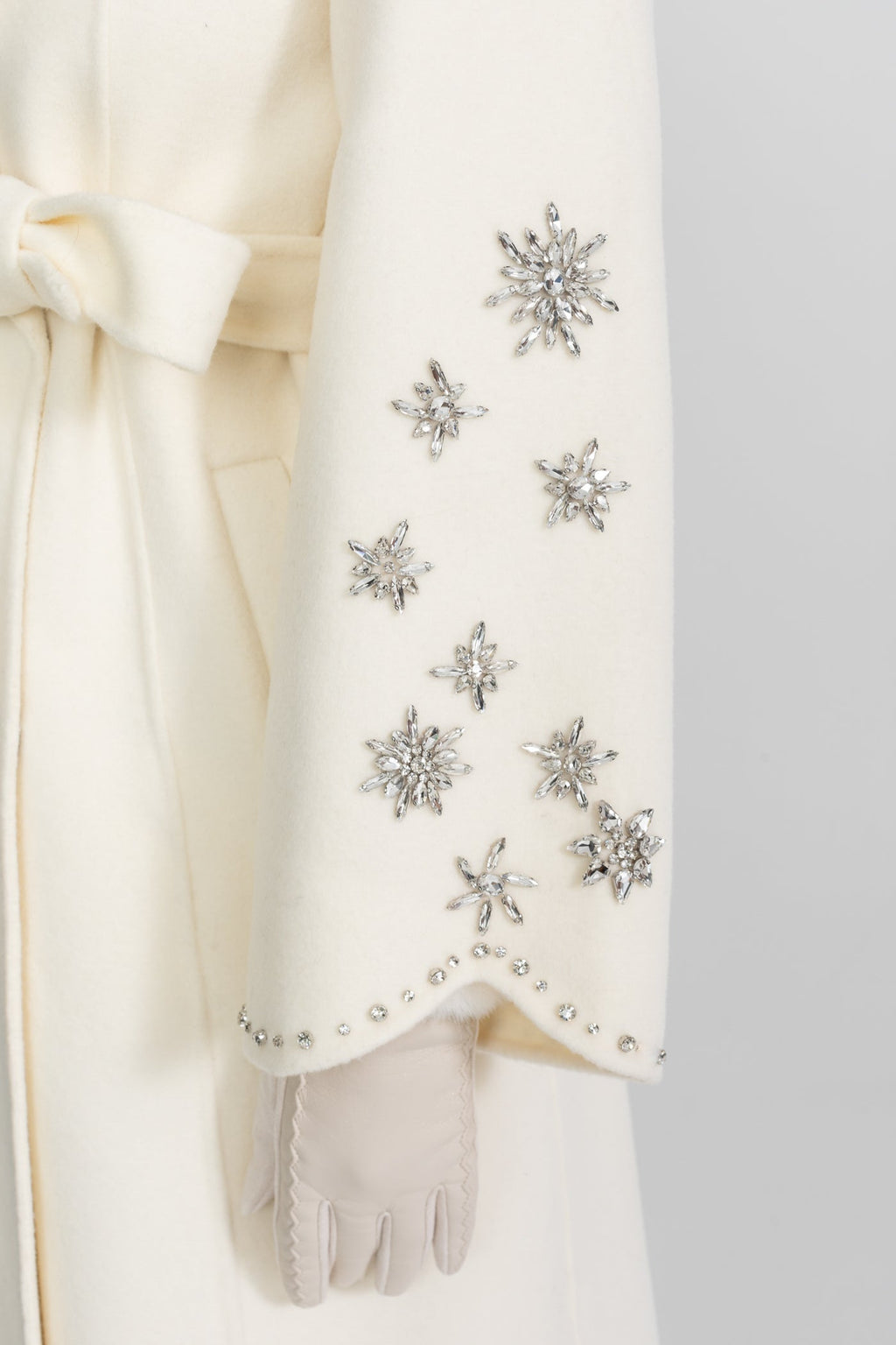 Kemerli ve Yan Dekolteli Trençkot – Bej