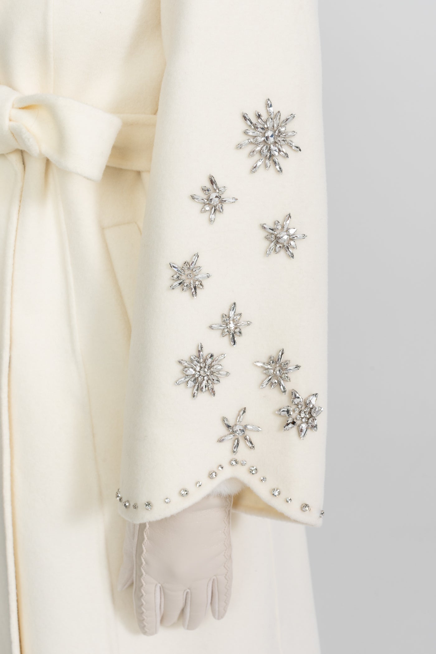 Kemerli ve Yan Dekolteli Trençkot – Bej