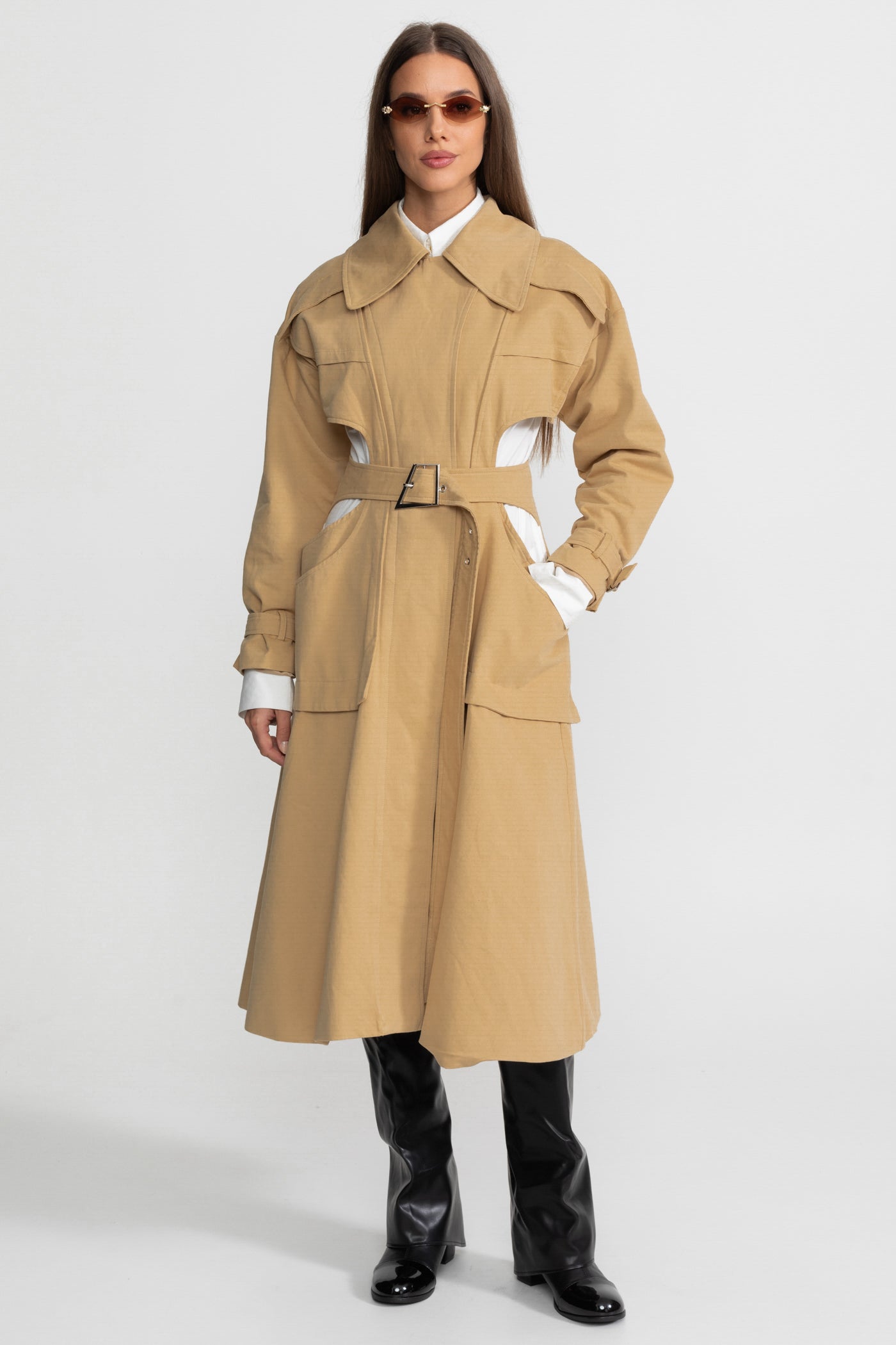 Kemerli ve Yan Dekolteli Trençkot – Bej